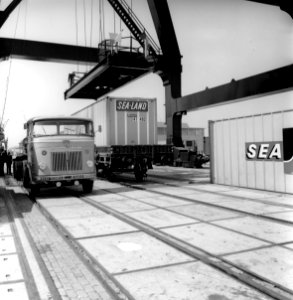 HUA-171609-Afbeelding van de overslag van containers van rederij Sea-Land op de Europe Container Terminals (E.C.T.) in de Eemhaven te Rotterdam