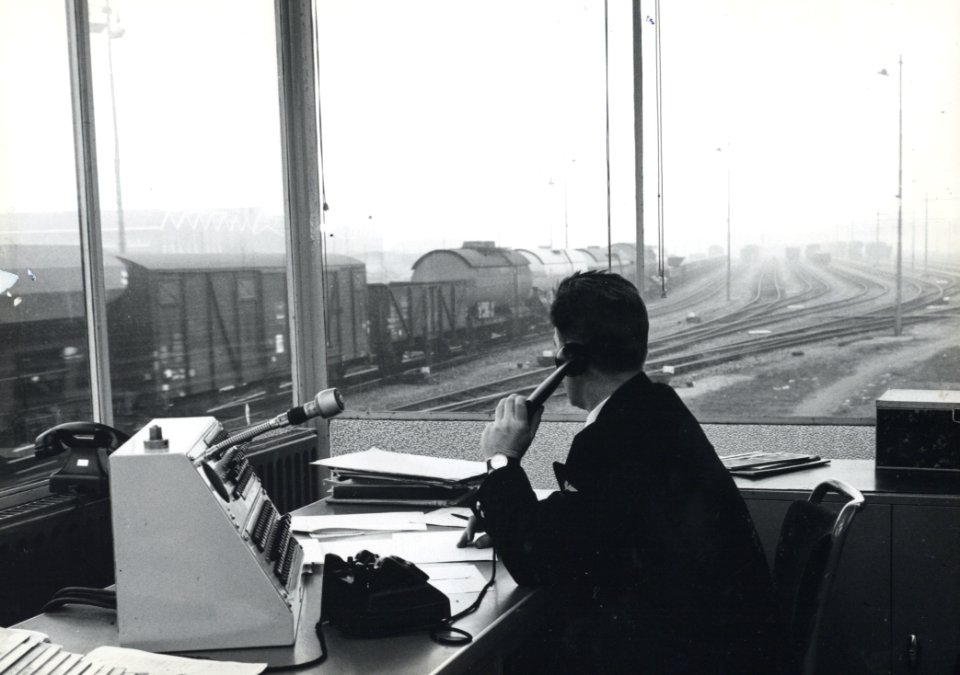 HUA-170893-Afbeelding van een medewerker van het groepswagenregelingbureau van N.S. bij het rangeerterrein te Amersfoort