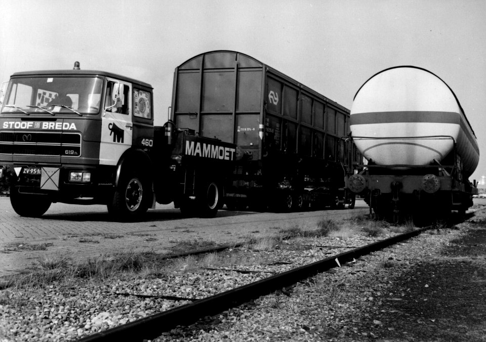 HUA-159909-Afbeelding van het transport van een goederenwagen type Hbis van de NS per vrachtauto rolwagenvervoer te Breda