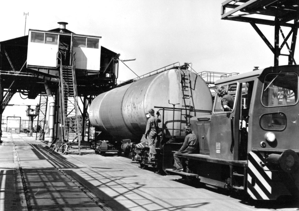 HUA-171007-Afbeelding van het rangeren met een ketelwagen op het terrein van Paktank te Rotterdam (Botlek)