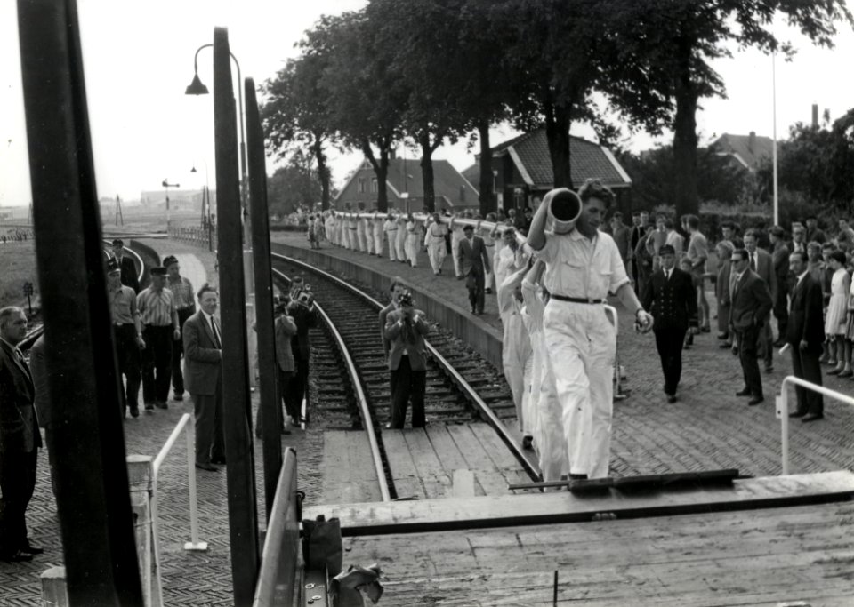 HUA-171253-Afbeelding van het beladen van goederenwagens rongenwagens met drie 110 meter lange plastic buizen van de firma Wavin te Hardenberg voor transport naa
