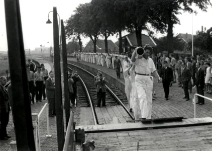 HUA-171253-Afbeelding van het beladen van goederenwagens rongenwagens met drie 110 meter lange plastic buizen van de firma Wavin te Hardenberg voor transport naa