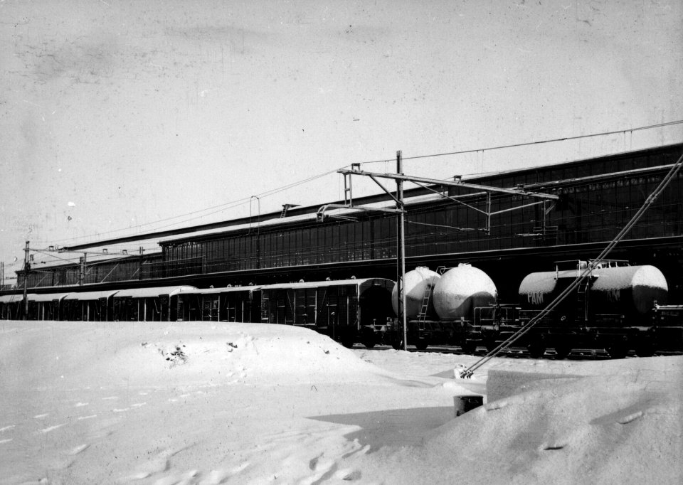HUA-159871-Afbeelding van een goederentrein op het besneeuwde N.S.-station Utrecht C.S. te Utrecht