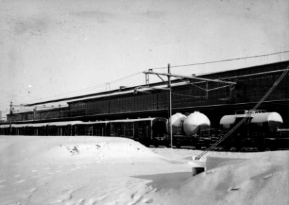 HUA-159871-Afbeelding van een goederentrein op het besneeuwde N.S.-station Utrecht C.S. te Utrecht