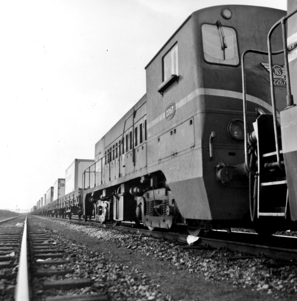 HUA-171695-Afbeelding van een containertrein getrokken door de diesel electrische locomotief nr 2267 serie 2200 2300 van de NS in de Westhaven te Amsterdam