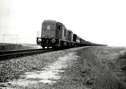 HUA-170963-Afbeelding van de diesel-electrische locomotieven nrs. 2402 en 2401 met een meetwagen en een olietrein te Almelo