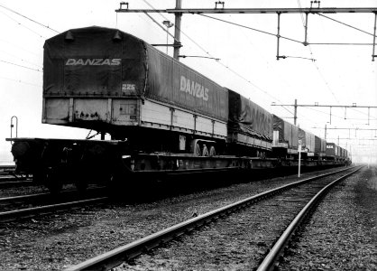 HUA-159918-Afbeelding van met opleggers beladen platte goederenwagens (Kangourou- of Huckepack-vervoer) op een emplacement van de N.S