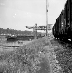 HUA-159838-Gezicht op de kolentip overslag van steenkolen van trein op schip aan het Julianakanaal te Born