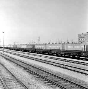 HUA-171684-Gezicht op het emplacement Waalhaven-Zuid te Rotterdam, met een containertrein