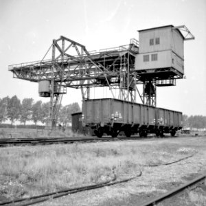 HUA-159840-Gezicht op de kolentip (overslag van steenkolen van trein op schip) aan het Julianakanaal te Born