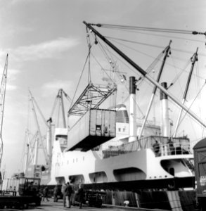 HUA-171562-Afbeelding van de overslag van containers van United States Lines in de Prinses Margriethaven te Rotterdam
