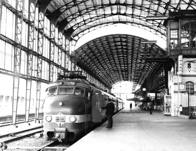 HUA-171421-Afbeelding van een trein bestaande uit electrische treinstellen mat 1954 Benelux van de NS onder de perronkap van het NS station Haarlem te Haarlem