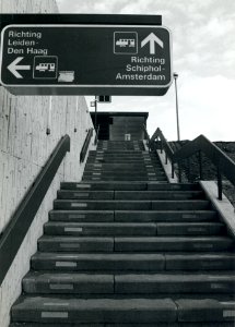 HUA-170807-Afbeelding van één van de trappen naar de perrons van het N.S.-station Hoofddorp