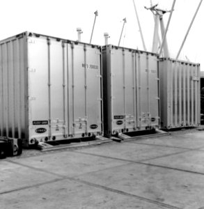 HUA-171602-Afbeelding van de overslag van containers in de Eemhaven te Rotterdam