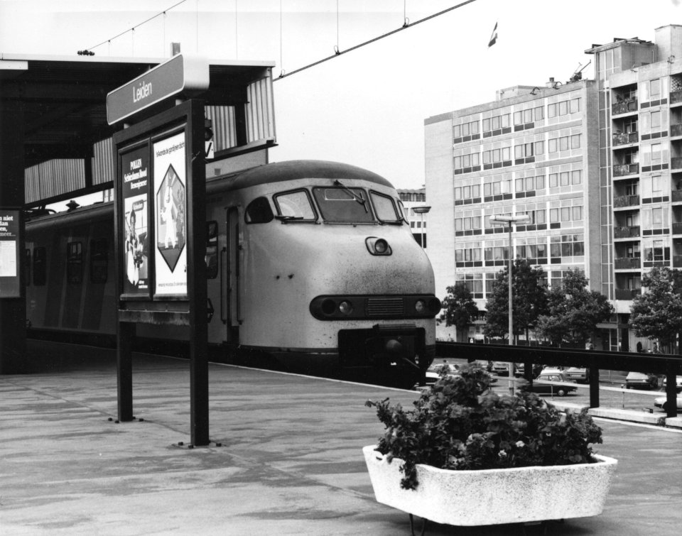 HUA-171405-Afbeelding van een electrisch treinstel plan V (mat. 1964) van de N.S. langs het eerste perron van het N.S.-station Leiden te Leiden