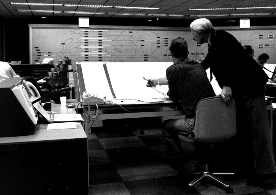 HUA-159727-Interieur van de Centrale Verkeersleidingspost (CVL-post) van de N.S. te Rotterdam