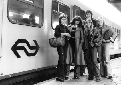 HUA-171385-Afbeelding van treinreizigers modellen bij een trein op een perron van het NS station Utrecht CS te Utrecht