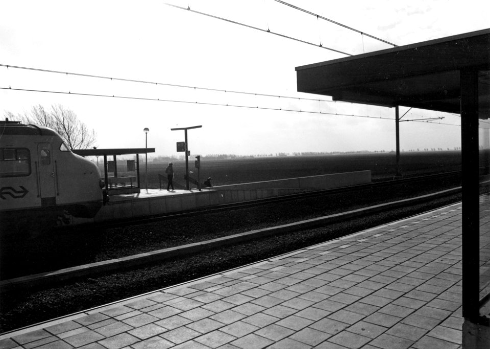 HUA-170808-Gezicht op de perrons van het NS station Hoofddorp