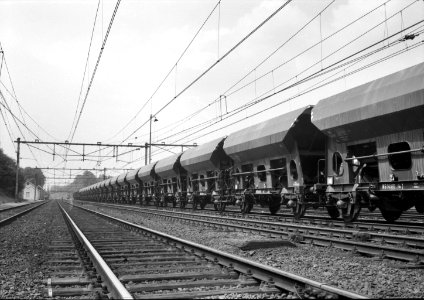 HUA-159812-Afbeelding van open zelflossers (type Fds) van de N.S. voor het vervoer van steenkolen op het emplacement te Arnhem