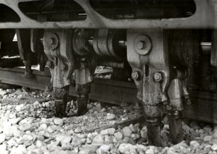 HUA-169715-Afbeelding van de pikkels van de Plassermatic Spezial stopmachine van de NS te Hoek van Holland