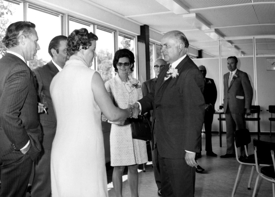 HUA-171508-Afbeelding van de aanwezigen tijdens de feestelijke opening van de verbouwde lijnwerkplaats van de N.S. te Leidschendam, met rechts ir. P.H. Bosboom (hoofddirecteur van de N.S.)