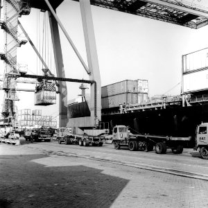 HUA-171551-Afbeelding van de overslag van containers op de Europe Container Terminals (E.C.T.) in de Eemhaven te Rotterdam