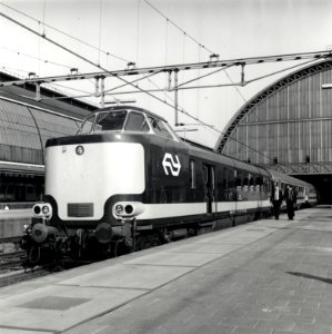 HUA-168175-Afbeelding van een electrische Benelux trek-duweenheid van de N.S. en de N.M.B.S. langs het perron van het N.S.-station Amsterdam C.S. te Amsterdam