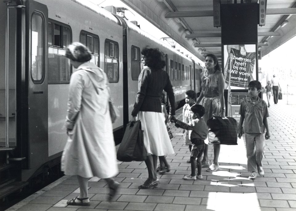 HUA-170794-Gezicht op het perron van het NS station Amsterdam RAI te Amsterdam