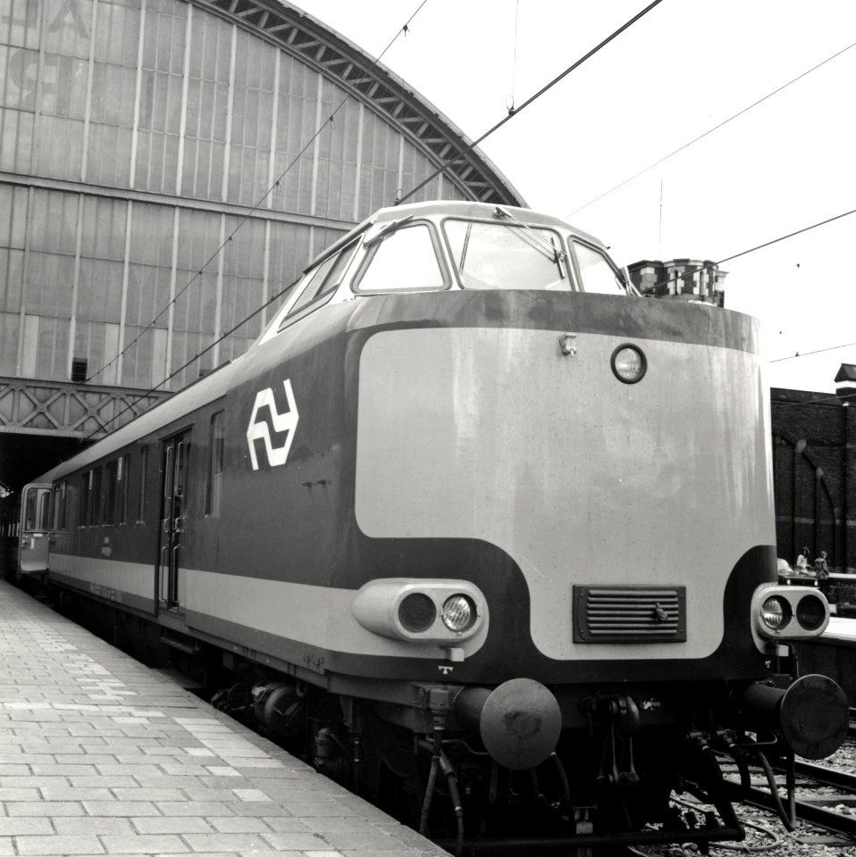 HUA-168179-Afbeelding van het stuurstandrijtuig (wRDk, ex-plan D) van de N.S. van een electrische Benelux trek-duweenheid langs het perron van het N.S.-station Amsterdam C.S. te Amsterdam