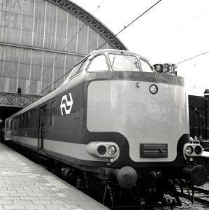 HUA-168179-Afbeelding van het stuurstandrijtuig (wRDk, ex-plan D) van de N.S. van een electrische Benelux trek-duweenheid langs het perron van het N.S.-station Amsterdam C.S. te Amsterdam