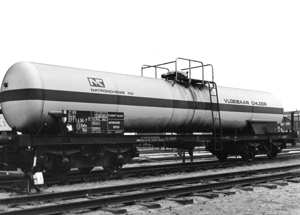 HUA-171001-Afbeelding van een ketelwagen (type Uahs) van Natronchemie N.V. te Herten voor het vervoer van vloeibaar chloor