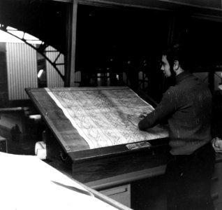 HUA-159741-Afbeelding van de treindienstleider in het seinhuis post T onder de kap van het N.S.-station Utrecht C.S. te Utrecht