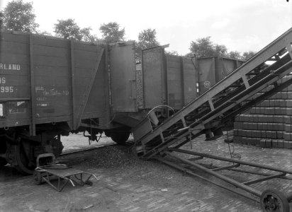 HUA-159799-Afbeelding van het lossen van steenkolen uit open goederenwagens van de N.S. te Utrecht