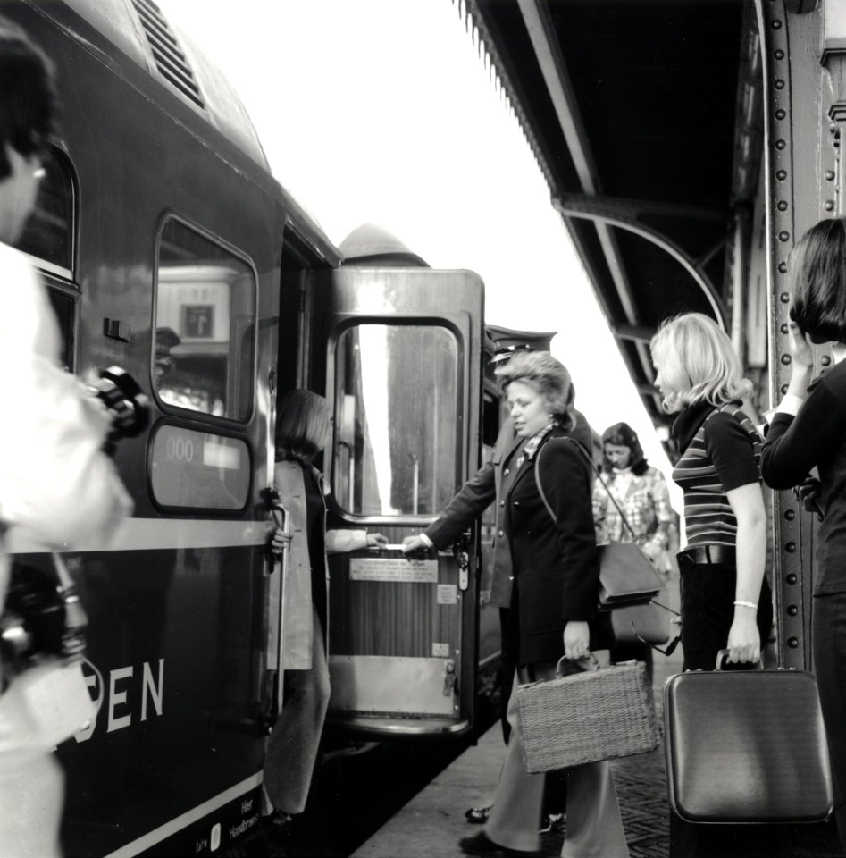 HUA-168167-Afbeelding van treinreizigers bij een slaapwagen van Wagons-Lits in de Showtrein '72 te 's-Hertogenbosch. N.B. De Showtrein '72 was een initiatief van een aantal treintouroperators, zoals Bergland Exp
