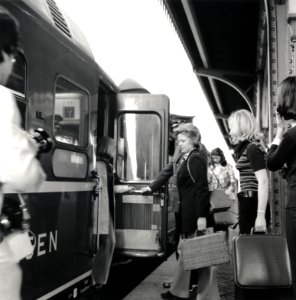 HUA-168167-Afbeelding van treinreizigers bij een slaapwagen van Wagons-Lits in de Showtrein '72 te 's-Hertogenbosch. N.B. De Showtrein '72 was een initiatief van een aantal treintouroperators, zoals Bergland Exp