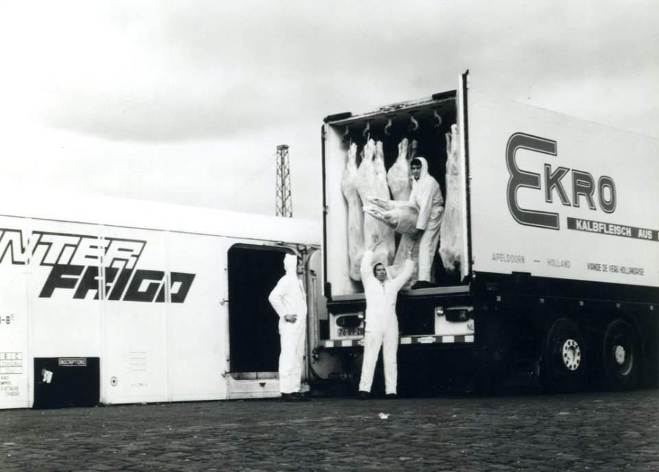HUA-170908-Afbeelding van het overladen van kalfsvlees van een koelwagen van Interfrigo naar een vrachtauto