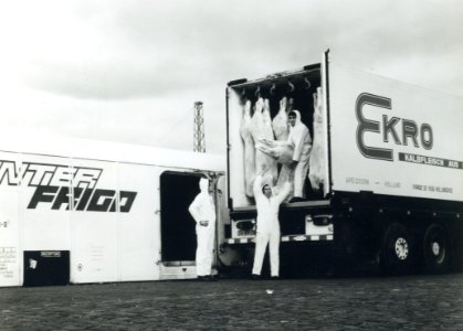 HUA-170908-Afbeelding van het overladen van kalfsvlees van een koelwagen van Interfrigo naar een vrachtauto