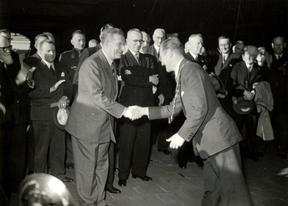 HUA-170438-Afbeelding van de ontvangst van president-directeur dr. ir. F.Q. den Hollander van de N.S. en zijn gevolg door burgemeester C.M.J.H. Hustinx van Nijmegen op het perron van het N.S.-station Nijmegen te