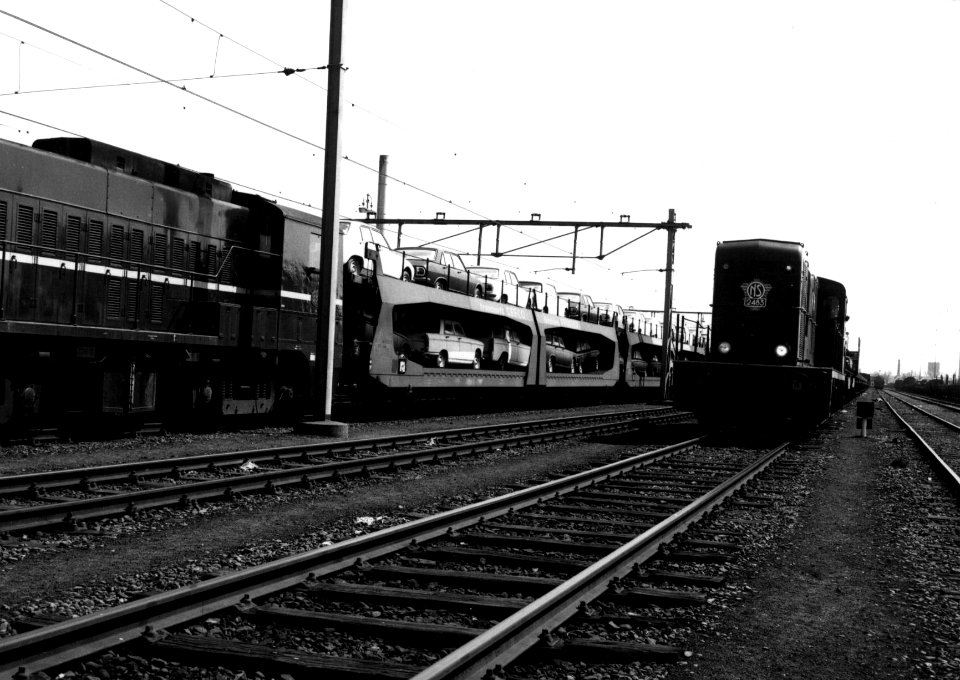 HUA-159896-Afbeelding van de diesel-electrische locomotieven nrs. 2333 (serie 2200-2300) en 2483 (serie 2400-2500) van de N.S. op het goederenemplacement Utrecht V te Utrecht
