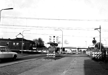 HUA-159997-Gezicht op een met AHOB's beveiligde spoorwegovergang te Zoetermeer photo