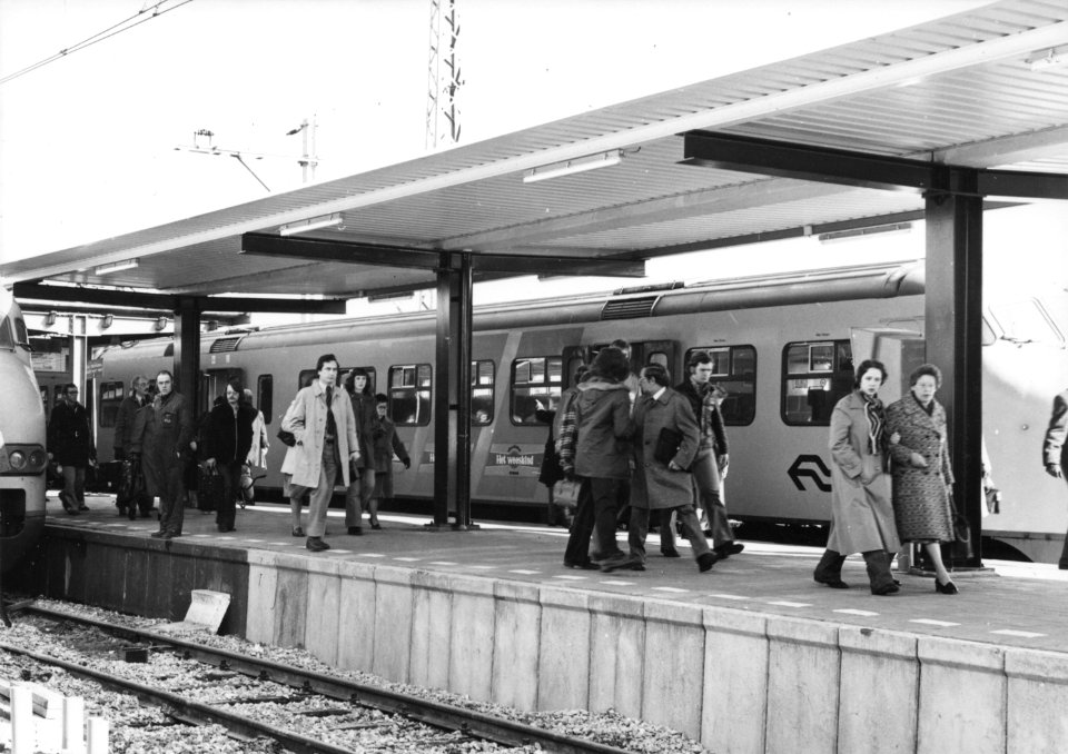 HUA-171400-Afbeelding van treinreizigers op het eerste perron buurtsporen van het NS station Utrecht CS te Utrecht
