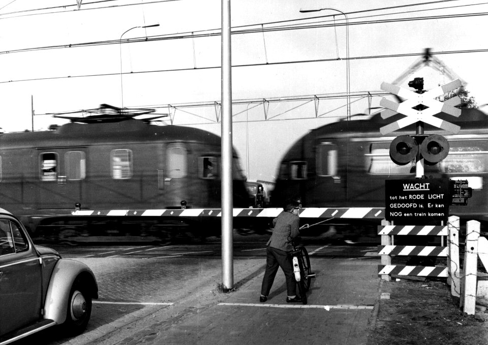HUA-159967-Afbeelding van een AHOB bij de spoorwegovergang aan de Eykmanlaan te Utrecht tijdens het passeren van een trein