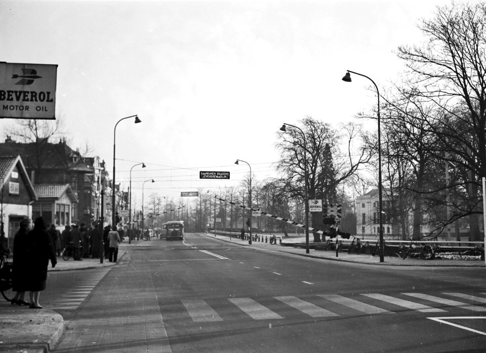 HUA-159963-Gezicht op de met AHOB's beveiligde spoorwegovergang in de Oosterspoorweg aan de Biltstraat te Utrecht
