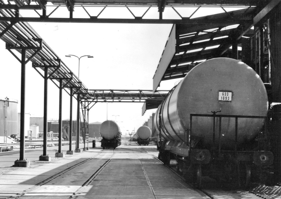 HUA-171006-Afbeelding van ketelwagens op het terrein van Paktank te Rotterdam (Botlek)