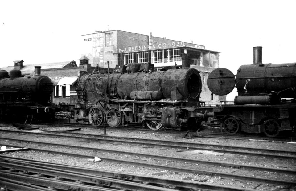 HUA-160414-Afbeelding van een tijdens de oorlog vernielde stoomlocomotief (Deutsche Reichsbahn nr. 55 3621) op het N.S.-station Zutphen te Zutphen