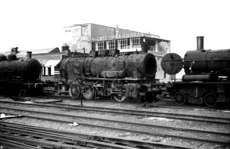 HUA-160414-Afbeelding van een tijdens de oorlog vernielde stoomlocomotief (Deutsche Reichsbahn nr. 55 3621) op het N.S.-station Zutphen te Zutphen
