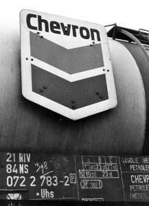 HUA-171002-Afbeelding van de opschriften op een ketelwagen (type Uhs) van Chevron voor het vervoer van benzine, gasolie en petroleum, vermoedelijk te Pernis