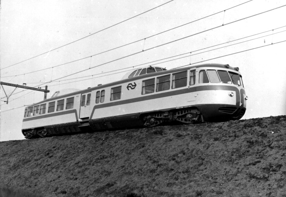 HUA-152349-Afbeelding van de NS 20 ("Kameel", voormalig directierijtuig) van de N.S. als VIP-car in geel-blauwe N.S.-huisstijl