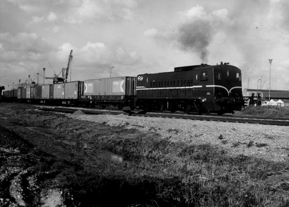 HUA-159916-Afbeelding van de diesel-electrische locomotief nr. 2265 (serie 2200-2300) van de N.S. met een containertrein te Rotterdam Waalhaven