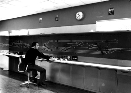 HUA-159697-Interieur van de Centrale Verkeersleidingspost (CVL-post) van de N.S. te Hengelo